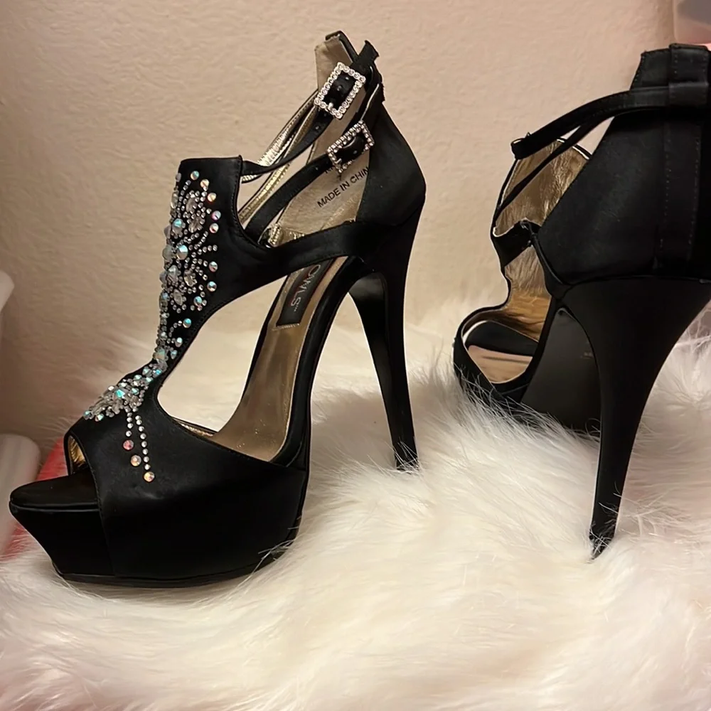 TONY BOWLS stunning black platform heels with rhinestones Size 7
